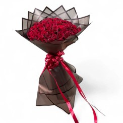 تصویر دسته گل ۸۰ شاخه رز قرمز با کاغذ مشکی 
