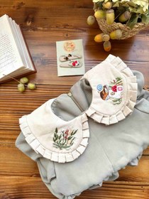 تصویر یقه جدا بب گلدوزی شده طرح کلبه قارچ مناسب 1تا12سال - سفید / 3سال 