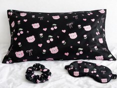 تصویر روبالشی کش اسکرانچی و چشم بند ست جذاب ساتن 