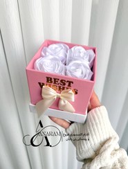 تصویر باکس گل رز هدیه خاص و جذاب به یادماندنی باکس صورتی Minimalist Luxury with Sparkling White Stones