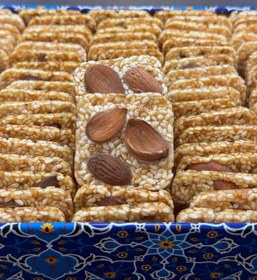 تصویر سوهان کنجدی با بادام 