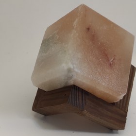 تصویر مکعب سنگ نمک ضلع ۶ سانت با پایه m۶ Salt cub m۶