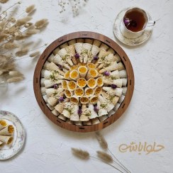 تصویر سینی ترحلوای زعفرانی با نان قیفی 