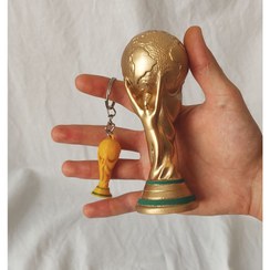 تصویر مجسمه مدل جام جهانی به همراه جاکلیدی 