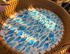 تصویر سینی بیضی حصیربافت - ماهی آبی 