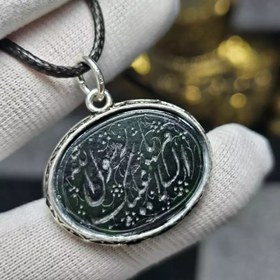 تصویر گردن آویز سنگ طبیعی یشم زغالدار معدنی.دور قاب رنگ ثابت.کد 32994 