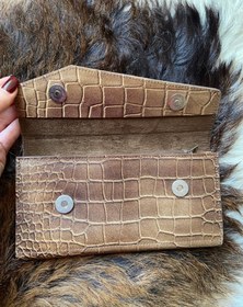 تصویر کیف پول زنانه، جادار و سبک،تهیه شده از چرم طبیعی 