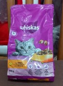 تصویر غذای خشک گربه ویسکاس ۳۰۰ گرمی با طعم مرغ و مغز نرم حاوی توت فرنگی Whiskas