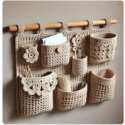 تصویر نظم دهنده دیواری بافتنی جای دفترچه و شارژر 