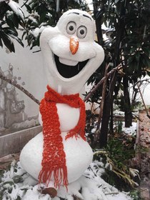 تصویر ماکت ادم برفی یک متری اولاف دکوراسیون شگفت انگیز زمستانی Olaf Snowman Model | Adorable Winter Decoration