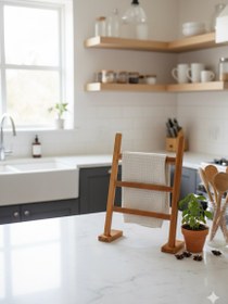 تصویر نردبان چوبی حوله و دستمال آشپزخانه 