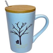 تصویر ماگ سرامیکی آبی با درب بامبو و قاشق استیل 