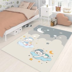 تصویر فرش اتاق کودک طرح خرس تدی خوابیده روی ابر در آسمان با زمینه کرمی و طوسی DC-1548 