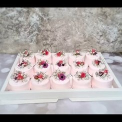 تصویر کیک مینی خواستگاری با گل طبیعی 