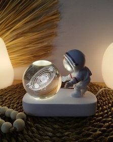 تصویر گوی و مجسمه فضانورد طرح منظومه شمسی 