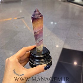 تصویر منشور سنگ فلوریت روی پایه چوبی 