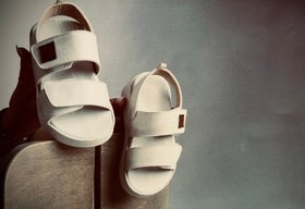 تصویر صندل بچه گانه پشت بند دار چسبی نبوک کد 118 - کرمی / 35 / بدون کفی 