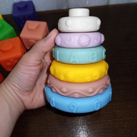 تصویر اسباب بازی برج هوش سیلیکونی و مکعب اعداد حسی 