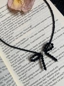 تصویر گردنبند مشکی منجوقی با طرح پاپیون – زیورآلات خاص و مینیمال 