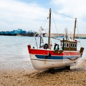 تصویر ماکت لنج چوبی بدنه قرمز آبی 