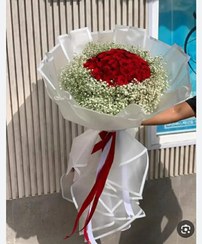 تصویر دسته‌گل طبیعی رز و ژیپسوفیلیا شیک، لطیف و رومانتیک 