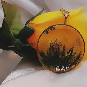 تصویر گردنبند رزینی گل طبیعی و پروانه 