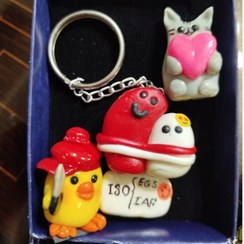 تصویر پک رو داشبوردی و جاسوئیچی و گربه قلب به دست 