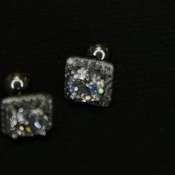 تصویر پرسینگ گوش نقره مربعی 