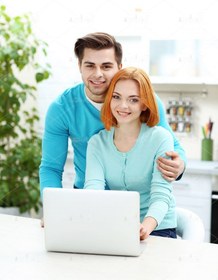 تصویر عکس با کیفیت زن و مرد با لبخند در حال کار با لپ تاپ 