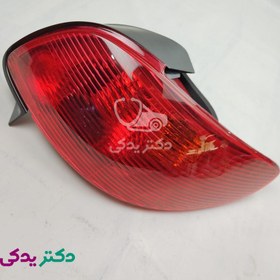 تصویر چراغ عقب پژو 206SD (صندوق‌دار) راست (سمت شاگرد) با مدار و لامپ شرکتی ایساکو اصل 0540402309 