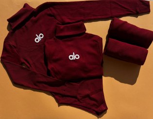 تصویر بادی یقه اسکی چری /بادی یقه اسکی زرشکی - زرشکی (چری) 