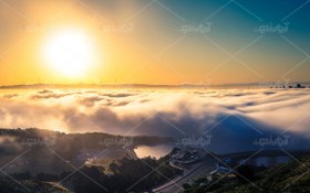 تصویر عکس با کیفیت از جزیره در مه 