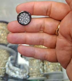 تصویر دکمه طرح فلز نگین دار - دودی / سایز1 