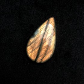 تصویر نگین لابرادوریت تراش اشکی با لابرادورنسی طلایی قوی با کیفیت عالی Labradorite