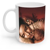 تصویر ماگ نورو استور طرح فیلم آنابل Annabelle عروسک شیطانی در کنار کودک کد NM10507 