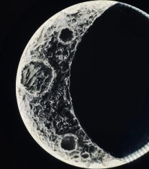 تصویر آینه دکوراتیو گرد مدل “ماه” | تنوع ابعاد برای دکوراسیون شیک 