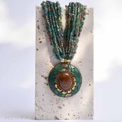 تصویر گردنبند هندی دست ساز موزاییکی با سنگ های سبز و نگین قهوه ای - مدل گرد - 272 