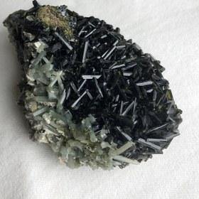 تصویر سنگ اپیدوت با همرشدی کوارتز سوزنی نمونه با بلور های سالم Epidote with acicular quartz coevolution