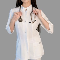 تصویر روپوش پزشکی زنانه مدل دلبر ایستاده 
