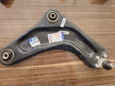 تصویر طبق جلو چپ با بوش ها و سیبک زیر کمک تارا ایساکو 