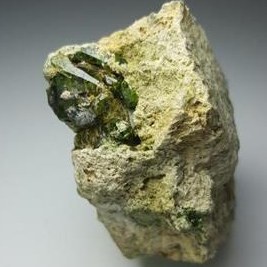 تصویر گارنت دمانتوئید (Demantoid garnet) 