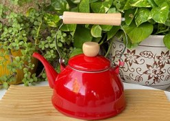 تصویر کتری لعابی قرمز ظرفیت ۵ لیتر با دسته چوبی 