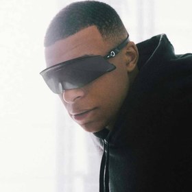 تصویر عینک ورزشی اوکلی با فریم مشکی رنگ، عدسی دودی تیره و UV400 مدل 009455 