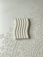 تصویر استند جا انگشتری موج‌دار کوچک 