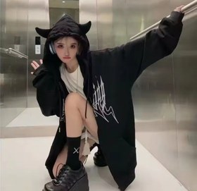 تصویر سویشرت هیولایی 