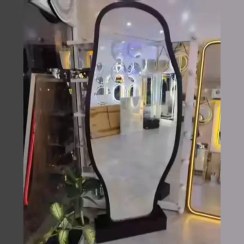 تصویر آینه دفرمه پایه دار 