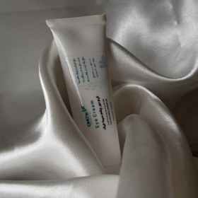 تصویر كرم دور چشم گیاهی 