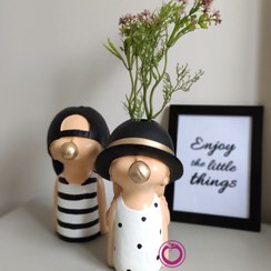 تصویر دکوری پسر و دختر کلاه دار با آدامس بادکنکی و لباس بدون آستین 