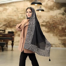 تصویر شال نخی منگوله دار 