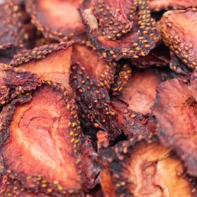 تصویر توت فرنگی خشک ۱۰۰ گرم 